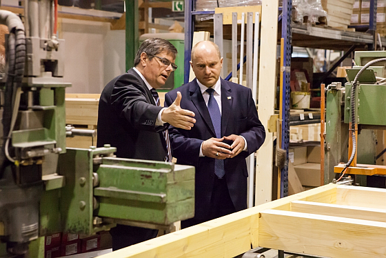 Staatssekretär Rainer Bomba liess sich von DFF-Vorstandschef Thomas Sappa die Produktion im Werk Simmern zeigen. (Foto: DFH)